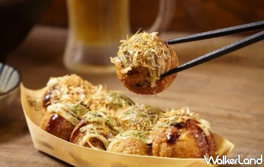 ▲外酥內嫩，現場製作，搭配柴魚與特製醬汁，是品牌代表性商品。圖／築地銀だこ提供；窩客島整理