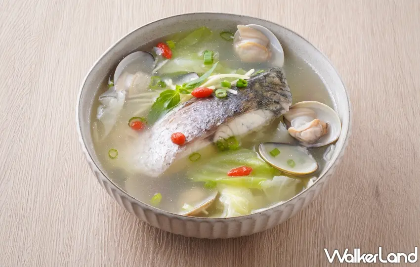 ▲鮮嫩鱸魚搭配蛤蜊熬煮，湯頭清甜甘潤，適合日常滋補與換季調養。圖／築地銀だこ提供；窩客島整理