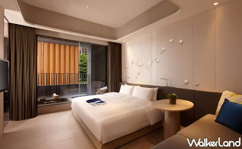 ▲礁溪晶泉丰旅客房空間以溫潤木質與自然光營造舒適氛圍，展現溫泉旅宿的放鬆感受。圖／晶泉丰旅提供；窩客島整理