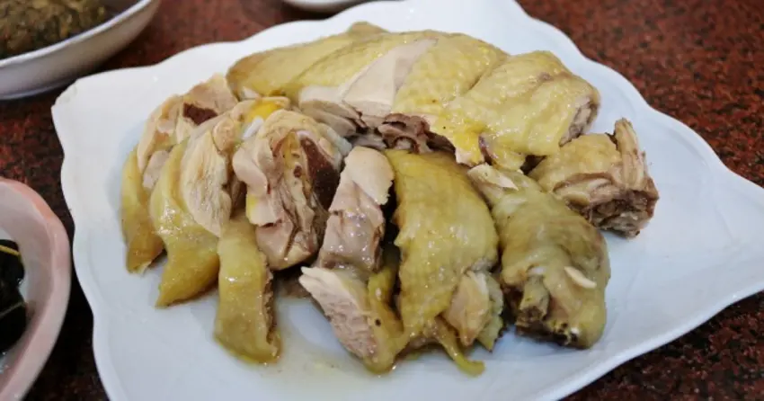 ▲「聞香下馬」除了招牌悶雞外，白斬雞也是老饕們的人氣選擇，雞肉滑嫩多汁、口感紮實，簡單沾醬就能吃出最純粹的鮮甜風味。