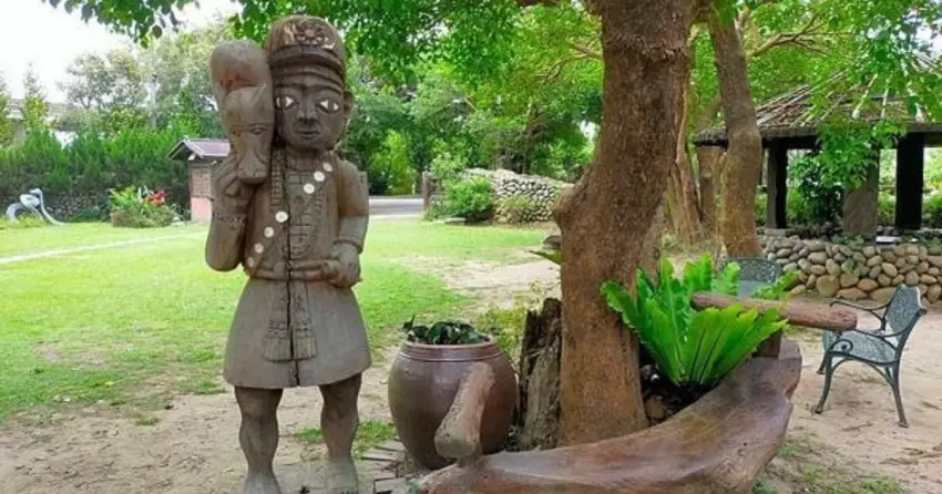 ▲「心雕居」園區內展示不少細緻的木雕作品，人物與自然意象栩栩如生，值得慢慢走逛、細細欣賞。