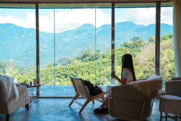 ▲清境農場櫻花一日遊！南投不限時咖啡廳Mountain bica cafe，大面積落地窗觀賞南投山嵐美景。(攝影：部落客 Jason's Life)