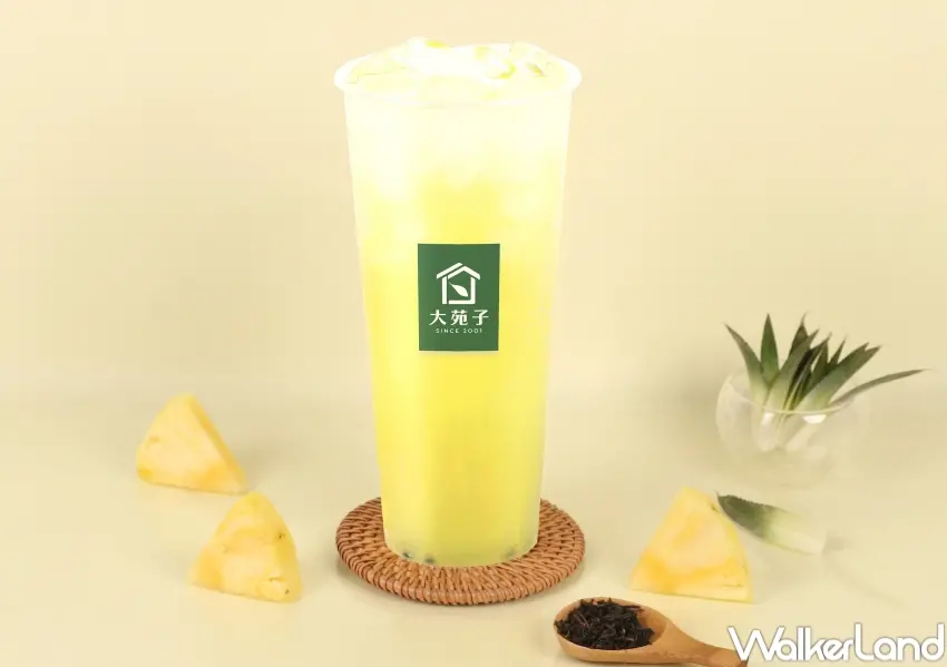 ▲大苑子推出鳳梨冰茶，以台農17號金鑽鳳梨搭配文山青茶，清甜果香結合茶韻，是今年鳳梨季主打飲品之一。