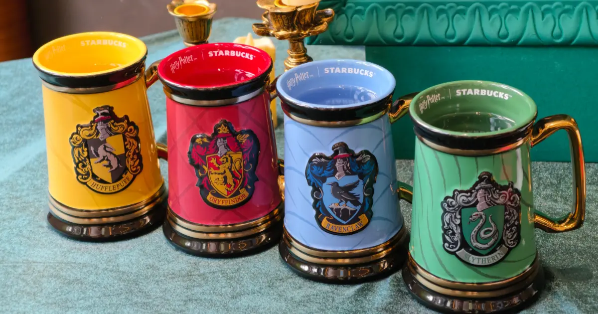 星巴克哈利波特台灣開賣！26款新飲料、新周邊要搶，學院熊寶寶盲盒加購。