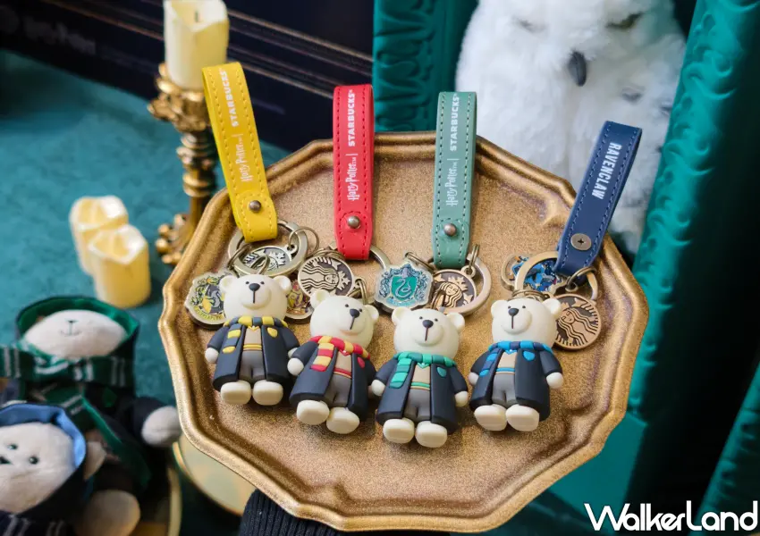 ▲哈利波特學院小熊鑰匙圈掛在包包上超吸睛，四款學院制服細節滿分，帶出門隨時展現你的巫師身份。