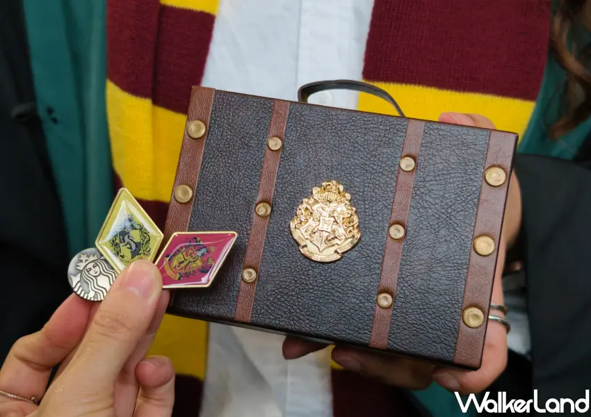 ▲精緻的哈利波特徽章組還附贈魔法小行李箱，四大學院靈魂一次珍藏，是星巴克典藏DREAM PLAZA台北門市。