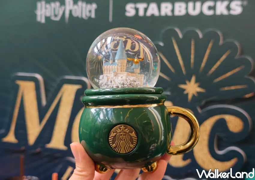 ▲哈利波特魔法學院水球馬克杯超級夢幻，杯蓋上的霍格華茲城堡就像縮小版世界，擺在家裡當裝飾品也美。(攝影：鄭雅之)