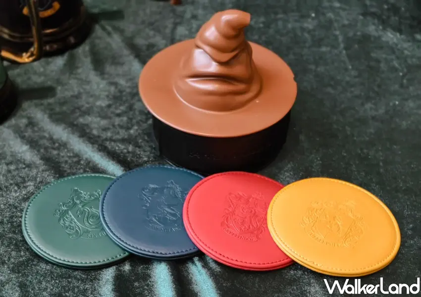 ▲四大學院風格的哈利波特杯墊組，收納盒還是超可愛的分院帽造型，身為專業哈迷桌上絕對不能少了這一組。(攝影：鄭雅之)