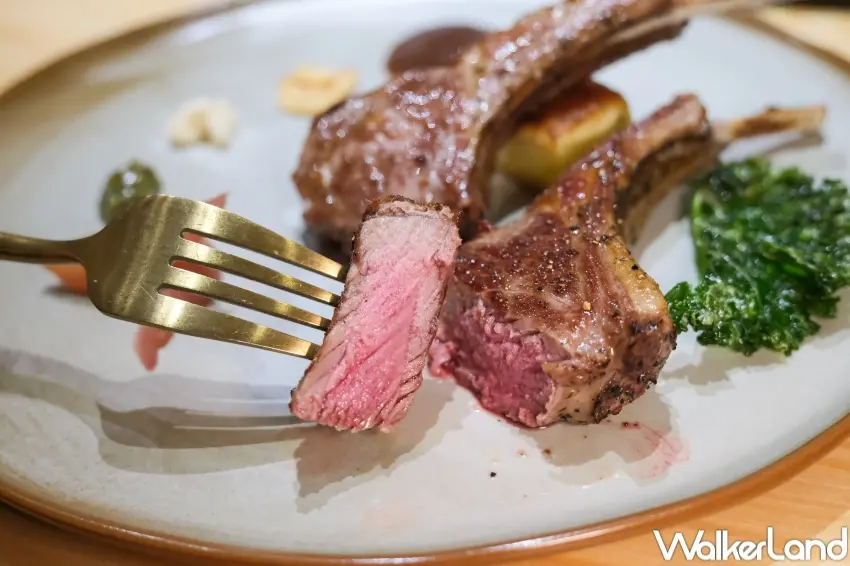 ▲「阪前鐵板燒」御品套餐另一主餐為紐西蘭LUMINA高地和羊,搭配主廚特製堅果薄荷醬,帶出清新與脂香交織的羊肉風味。(攝影:張人尹)