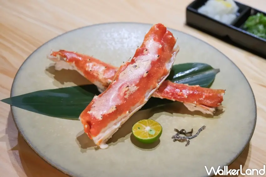 ▲即日起至5/31期間,粉絲點用套餐還可加購限定升級料理,包括「極上帝王蟹腳」加購價499元。(攝影:張人尹)