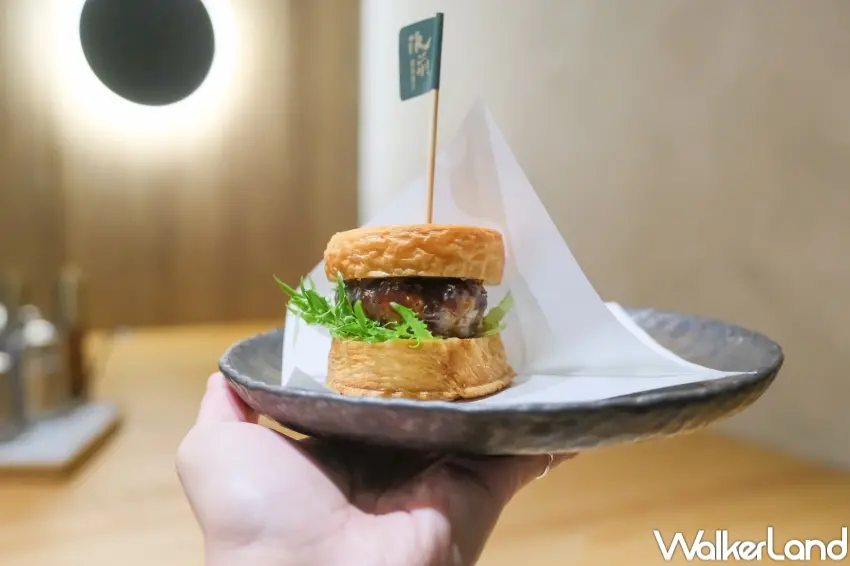 ▲王品集團旗下「阪前鐵板燒」推出春夏新菜單「映序之宴」,以日本香道聞香為靈感打造燻香鐵板料理,讓粉絲在用餐過程中同時感受香氣與味覺層層變化。(攝影:張人尹)