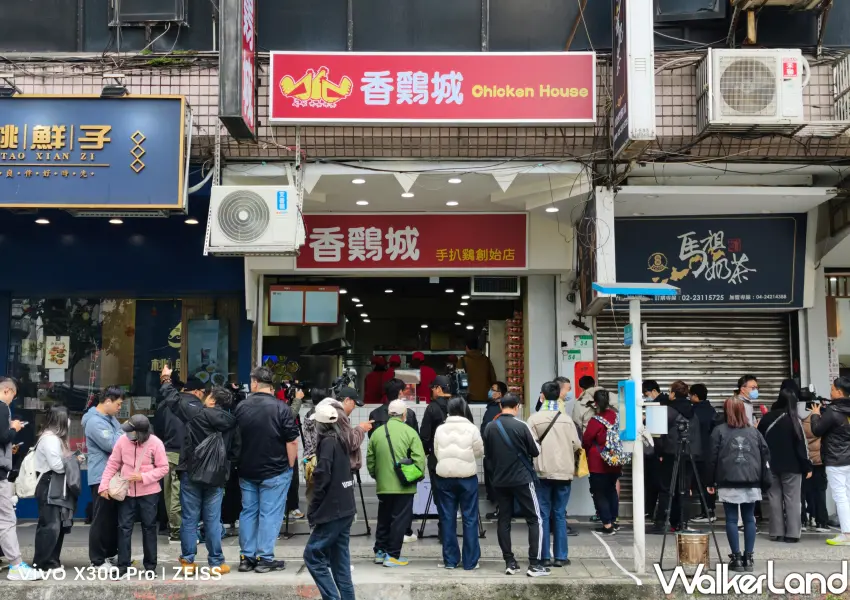 ▲西門町商圈香雞城今日試營運現場，漢口街頭湧現大批排隊人潮。(攝影：鄭雅之)