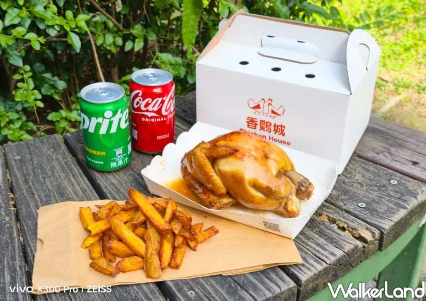 ▲澎湃的經典手扒雞套餐，大方附上熱騰騰地瓜薯條與沁涼碳酸飲料。（攝影：鄭雅之）