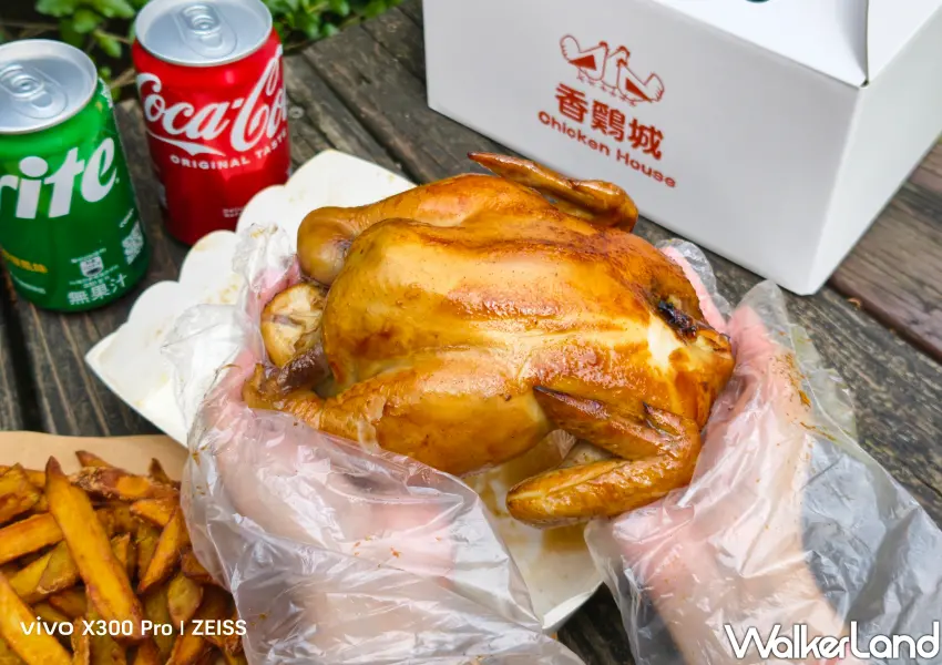 ▲超懷舊「香雞城手扒雞」烤製金黃光澤的烤雞皮，超誘人。（攝影：鄭雅之）