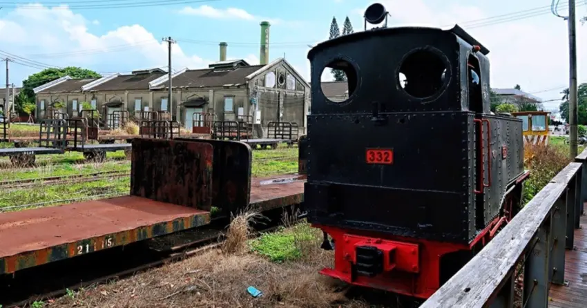 ▲從虎尾驛望向「虎尾糖廠」，可見園區內的五分車與高聳煙囪，將虎尾昔日的糖業風貌予以保存。