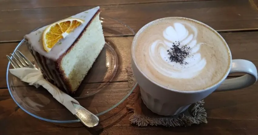 ▲「後院」的檸檬蛋糕外觀看似蓬鬆，切下去卻相當紮實，清新的檸檬香氣搭配咖啡更顯迷人。