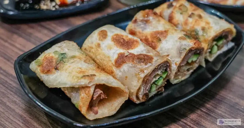 林口長庚人氣銅板美食「食功夫」！必吃爆汁雙椒鍋貼與現烙牛肉捲餅。