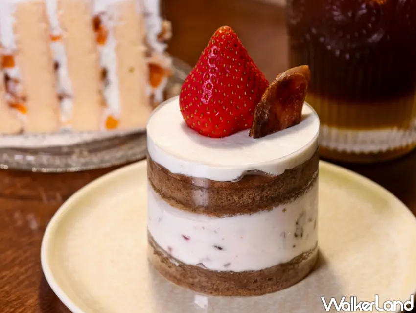 ▲「紅烏龍草莓烏魚子蛋糕」為「福利咖啡社」當季限定甜點。（美食好芃友提供）