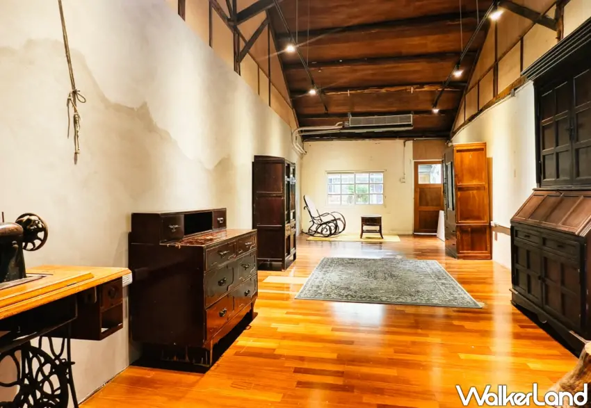 ▲「福利咖啡社」二樓還特別規劃老件家具展示區。（美食好芃友提供）