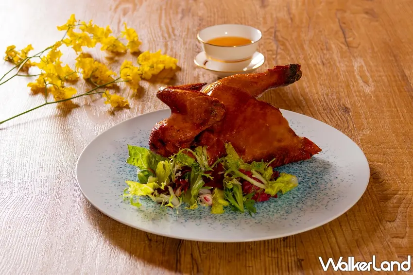 ▲「金牌脆皮吊燒雞」外皮酥脆且肉質多汁,是饕客心中的必吃推薦。圖/嘉義福容voco酒店提供;窩客島整理