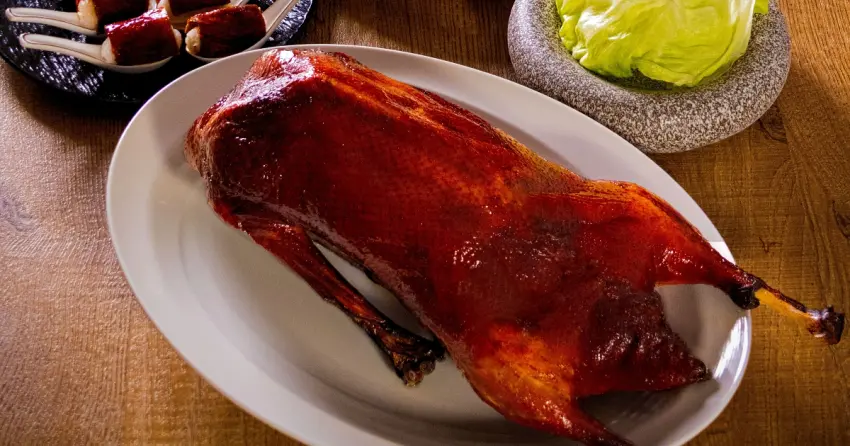 嘉義必吃高空粵菜！嘉義福容voco福粵樓推燒鵝四吃、純手工港點推車懷舊再現。