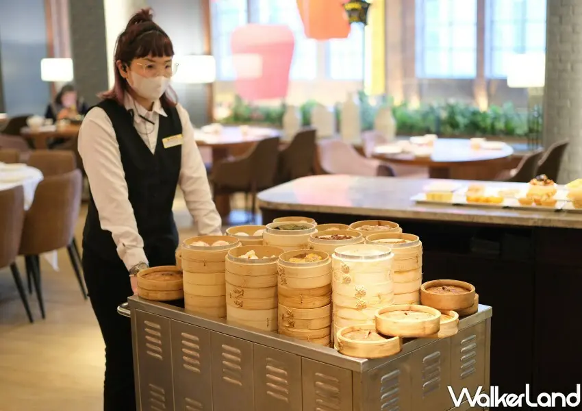 ▲新葡苑復興店重現傳統蒸籠推車,穿梭桌間提供熱騰騰的道地港式下午茶服務。(攝影:鄭雅之)
