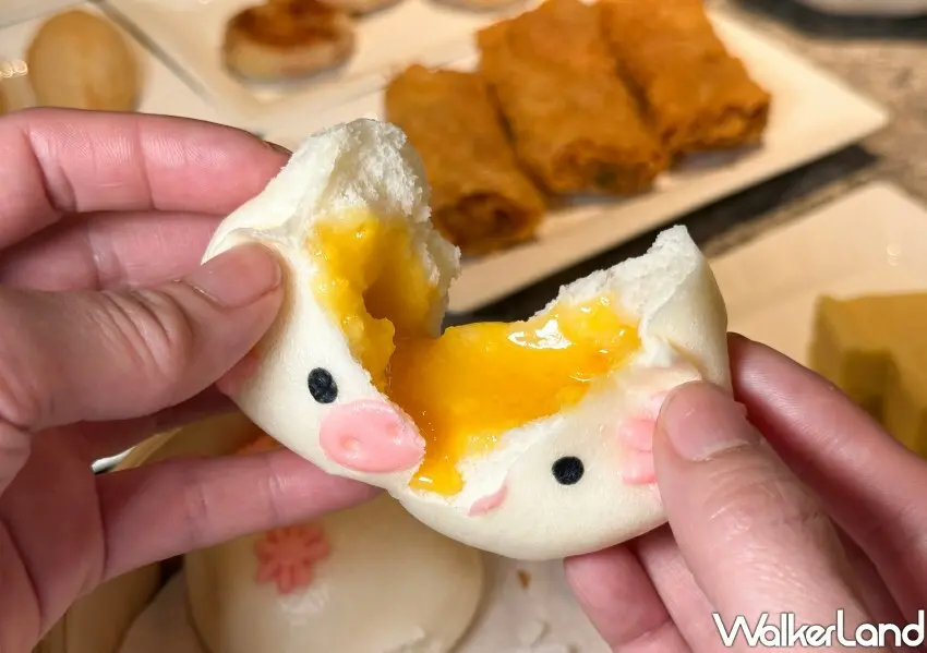 ▲超萌豬仔流沙包是新葡苑必吃甜點,爆漿口感絕對是台北港點吃到飽的熱門首選。(攝影:鄭雅之)