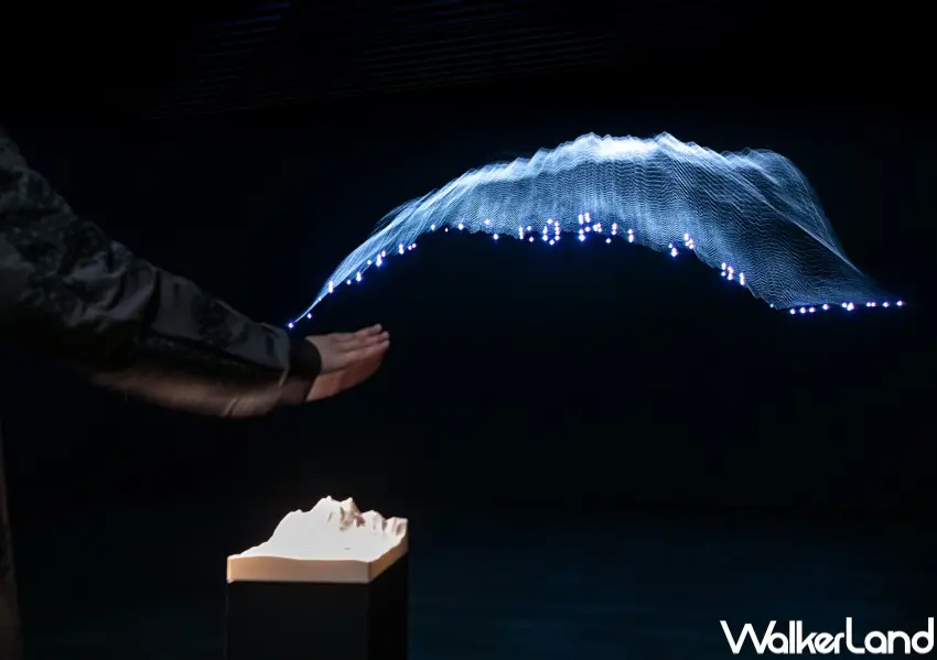 ▲數位藝術裝置《數位山水的三段詩》以科技媒材模擬出淡水河出海口的光線、雲霧與水面變化。(照片提供|朗敘設計 攝影|李阮修)