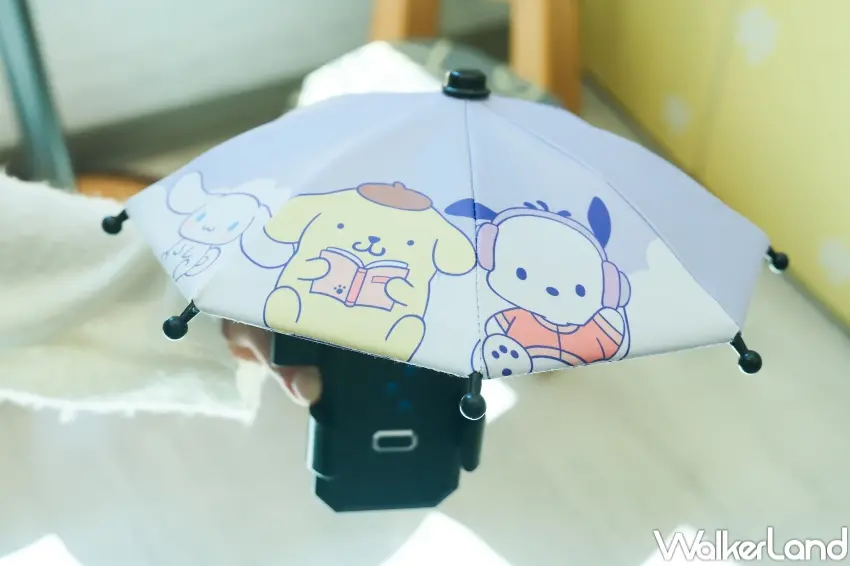 ▲7-ELEVEN同步推出安全帽、計算機與雨傘造型機車手機架等實用小物,把布丁狗、大耳狗喜拿與帕恰狗融入粉絲日常生活。(攝影:張人尹)