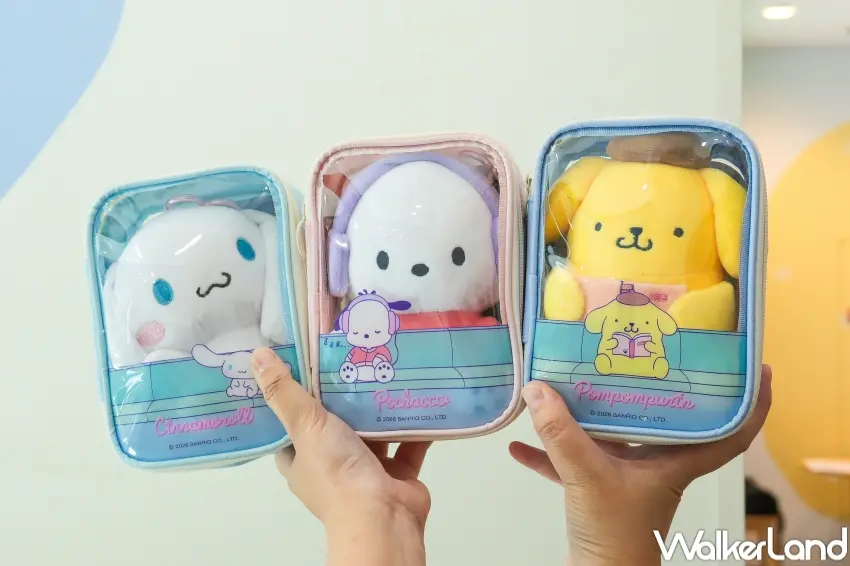 ▲三麗鷗三狗系列也推出布偶掛飾痛包組,共有3款設計,加價299元即可入手,讓粉絲把布丁狗、大耳狗喜拿與帕恰狗角色吊飾展示。(攝影:張人尹)
