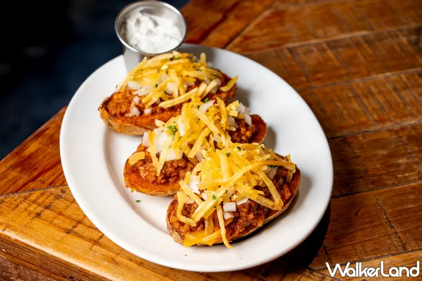 ▲充滿層次感的「肉醬起司馬鈴薯皮」，是搭配IPA啤酒的首選料理。圖／臺虎精釀提供；窩客島整理