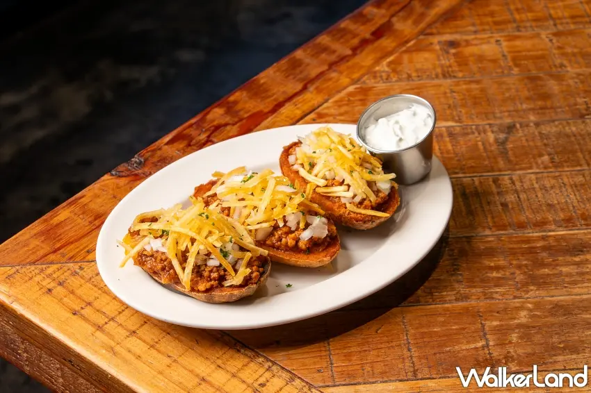 ▲厚實飽滿的「肉醬起司馬鈴薯皮」，搭配墨西哥辣椒香菜酸奶醬風味十足。圖／臺虎精釀提供；窩客島整理