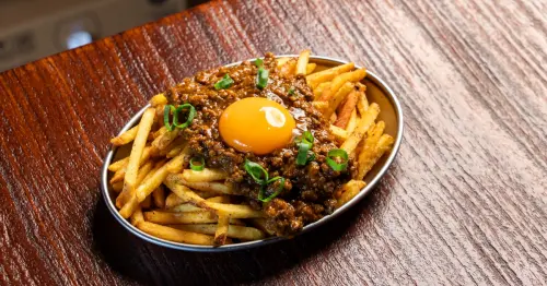 捷運東門站必吃！臺虎居餃屋限定月見肉末咖哩薯條大人系美味。