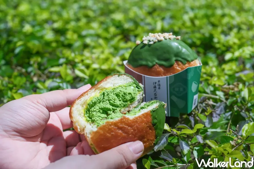 ▲Mister Donut推出生系列「抹茶波波隆尼」與「焙茶波波隆尼」，鬆軟圈體搭配爆餡抹茶或焙茶鮮奶油，外層再裹上可可沾醬與脆片配料。（攝影：張人尹）