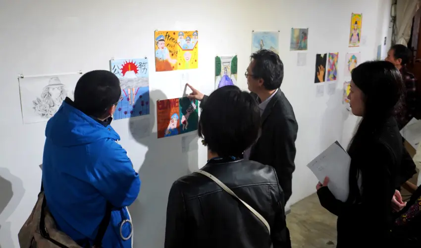 ▲許多藝術家利用繪畫、刺繡、漫畫等作品展現與監獄相關的故事。