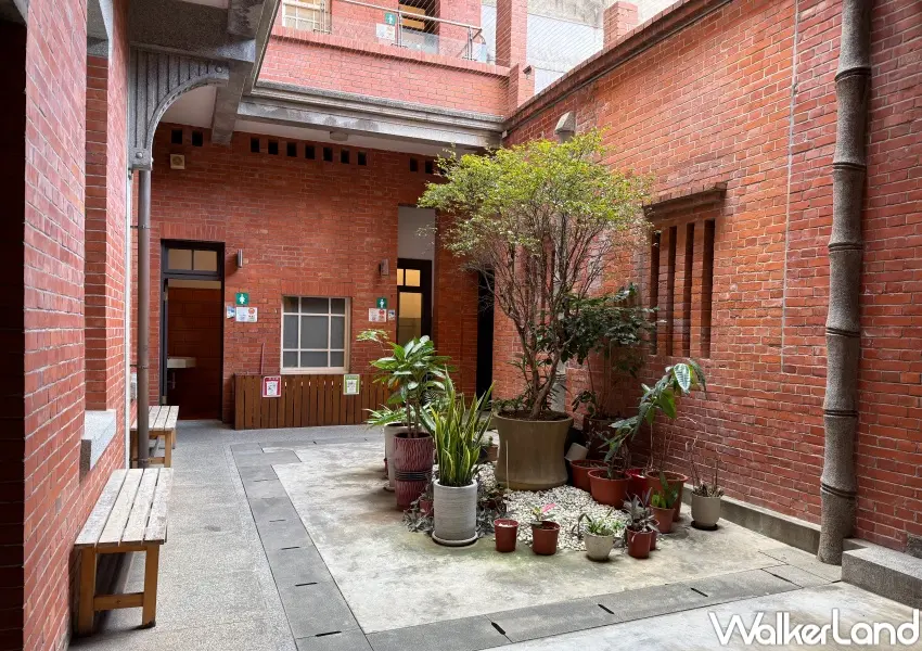 ▲大稻埕新芳春茶行融合了東西方建築特色，館內紅磚牆、石牆與空井空間，充滿復古氣息。(攝影：鄭亦庭)