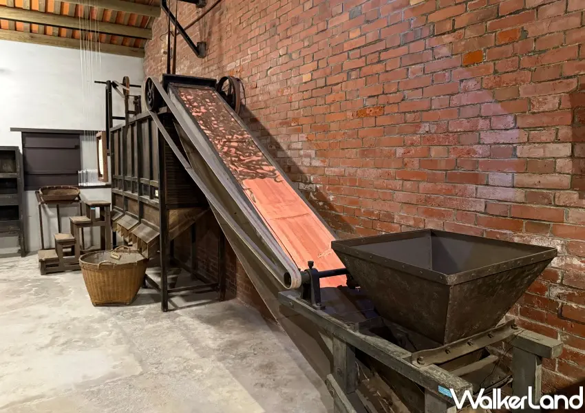 ▲新芳春茶行一樓第三進保留當時的製茶工廠，必拍大稻埕現存規模最大的茶葉風選機。(攝影：鄭亦庭)