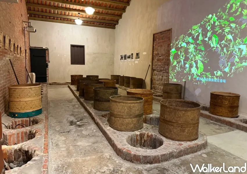 ▲新芳春茶行館內焙籠間，保留了一個個特殊的坑洞，用於高溫烘乾茶葉的場所。(攝影：鄭亦庭)