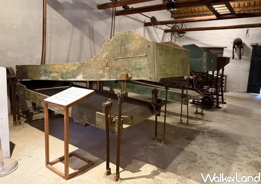 ▲新芳春茶行保留製茶工廠，可看到揀梗機、切茶機、風選機等製茶機器。(攝影：鄭亦庭)