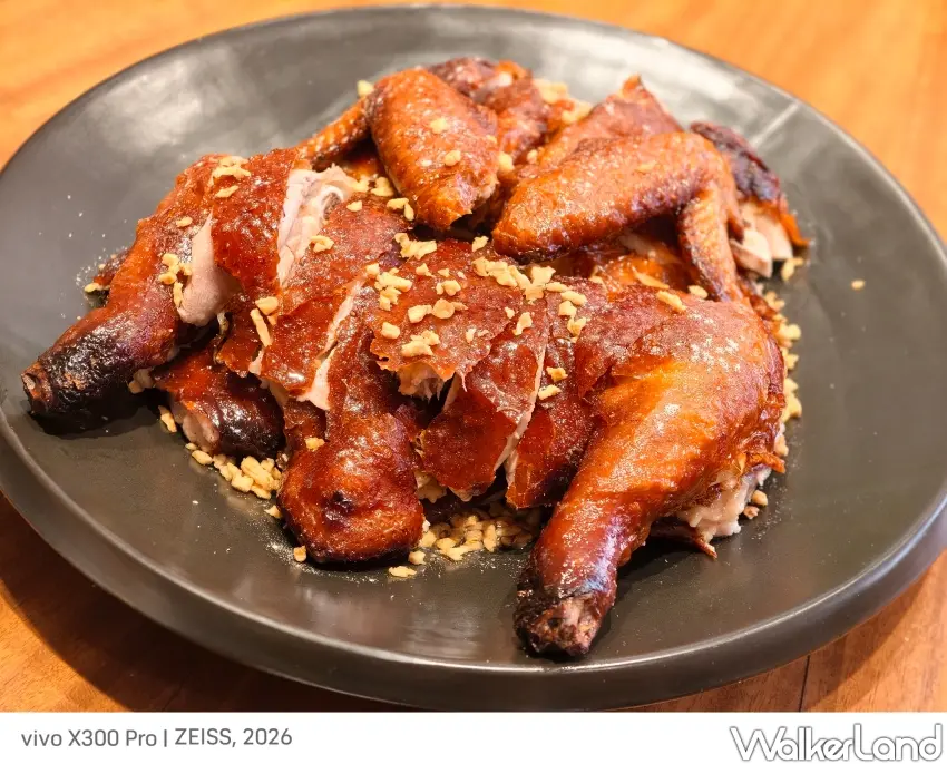 ▲油淋脆皮雞為「梁家私廚」招牌料理之一，工序繁複，光前置作業就耗時三天。（攝影：楊婷雅）