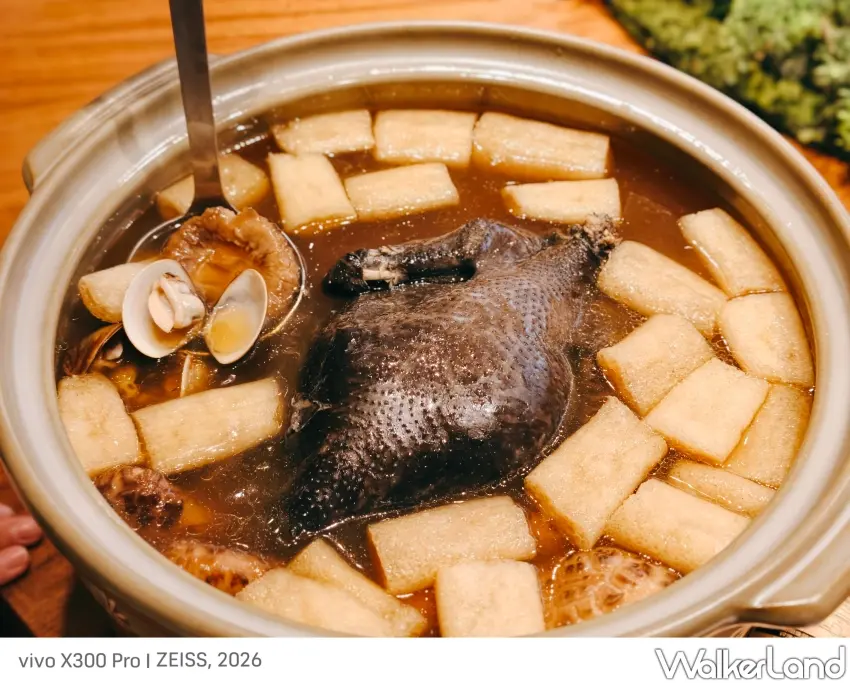 ▲「鮑魚竹笙火烔雞鍋」，以烏骨雞為湯底主軸，搭配竹笙、扁尖筍、金華火腿與南非活鮑魚等多款高級食材。（攝影：楊婷雅）