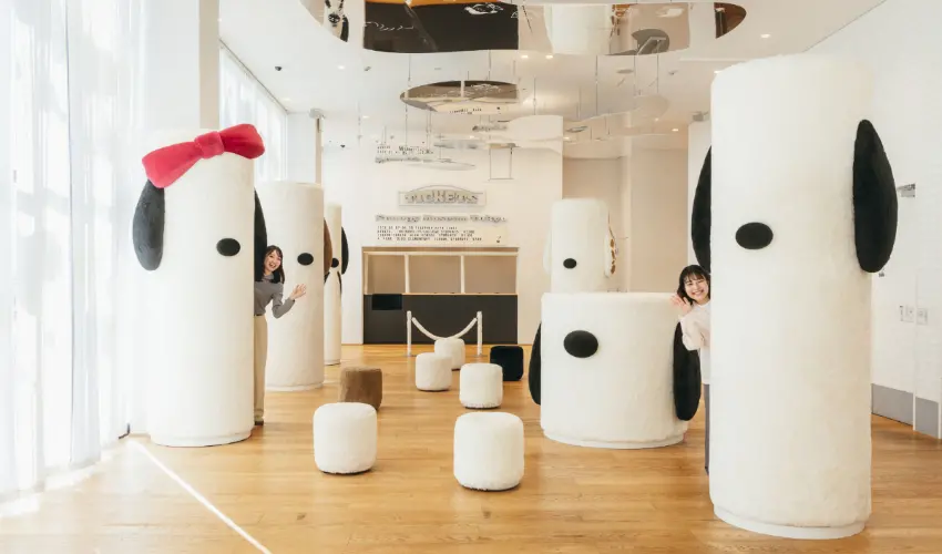 ▲史努比與兄弟姊妹們化身柱子矗立在空間中，遊客可以抱著他們拍照留念。