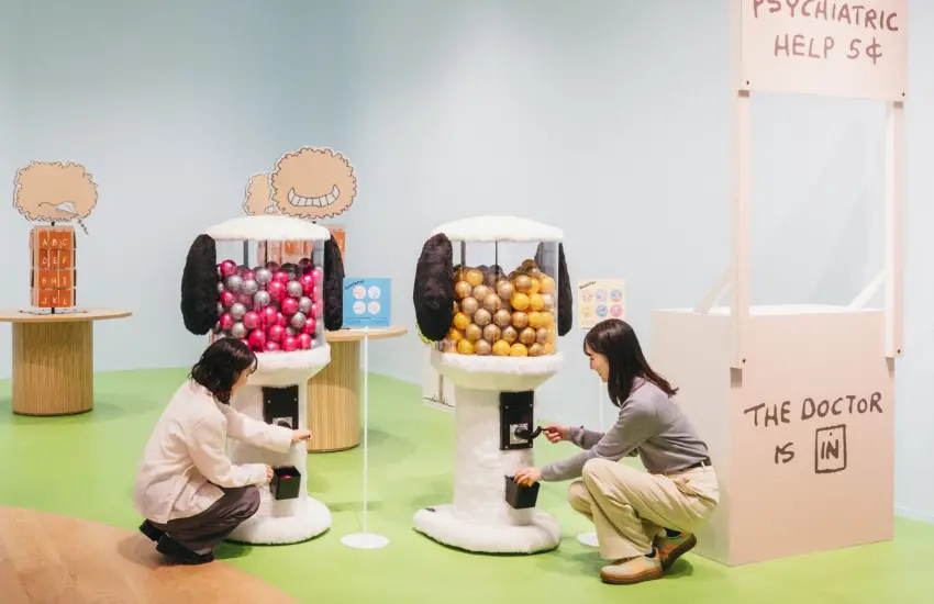 ▲這個區域鋪設了宛如草地般的柔軟地面，遊客可以躺下來閱讀《花生漫畫》或單純放鬆休息。