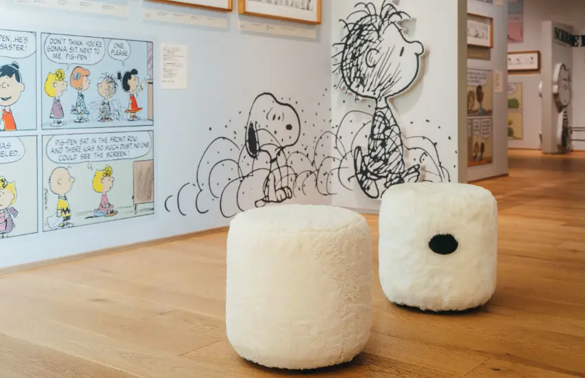 ▲館內各處也擺放了以兄弟姊妹為靈感的軟綿綿椅。