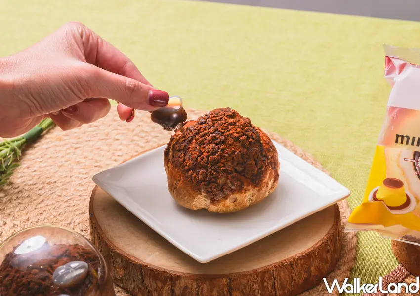 ▲酒香提拉米蘇泡芙趣味十足，隨餐附贈咖啡酒糖水滴管可親手注入靈魂內餡，增添午茶儀式感。