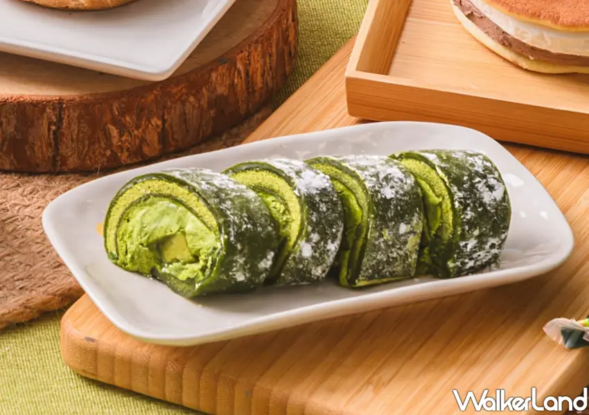 ▲抹茶QQ蛋糕捲斷面層次分明，濃厚抹茶生巧克力內餡與Q彈外皮結合，打造精品級超商抹茶甜點。