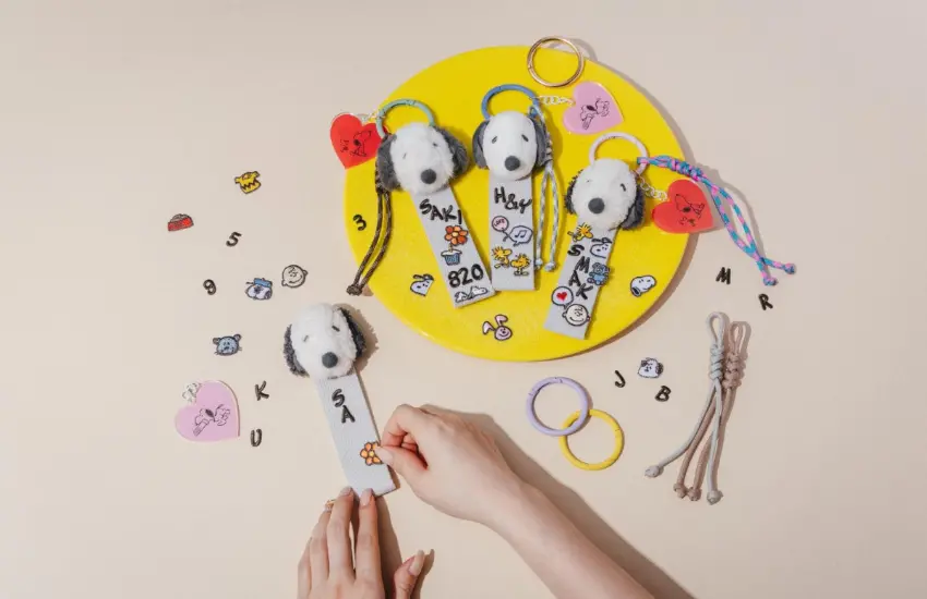 ▲工作坊新增了印有史努比名言的愛心吊飾配件。