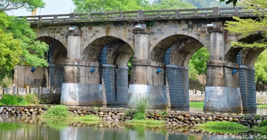 ▲「東安古橋」為關西代表性的百年石橋，不僅展現傳統工法的古典美學，更曾作為電影取景地，吸引影迷到此巡禮。