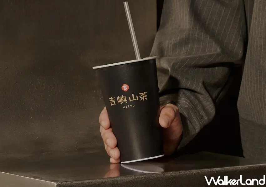 ▲吉嶼山茶打造台中黎明旗艦店，主打茶磚與花形冰磚設計，4/1起推出買一送一優惠吸引粉絲朝聖。