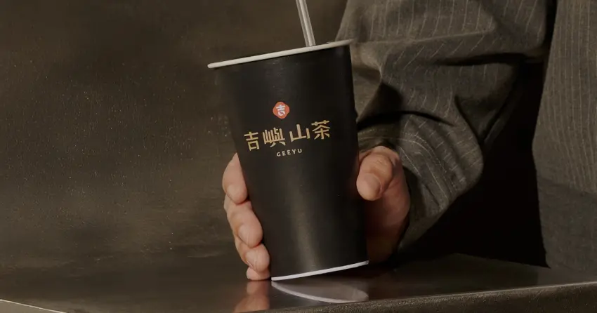 百年茶廠手搖杯買一送一！吉嶼山茶插旗台中，花形冰磚手搖杯買一送一開喝。